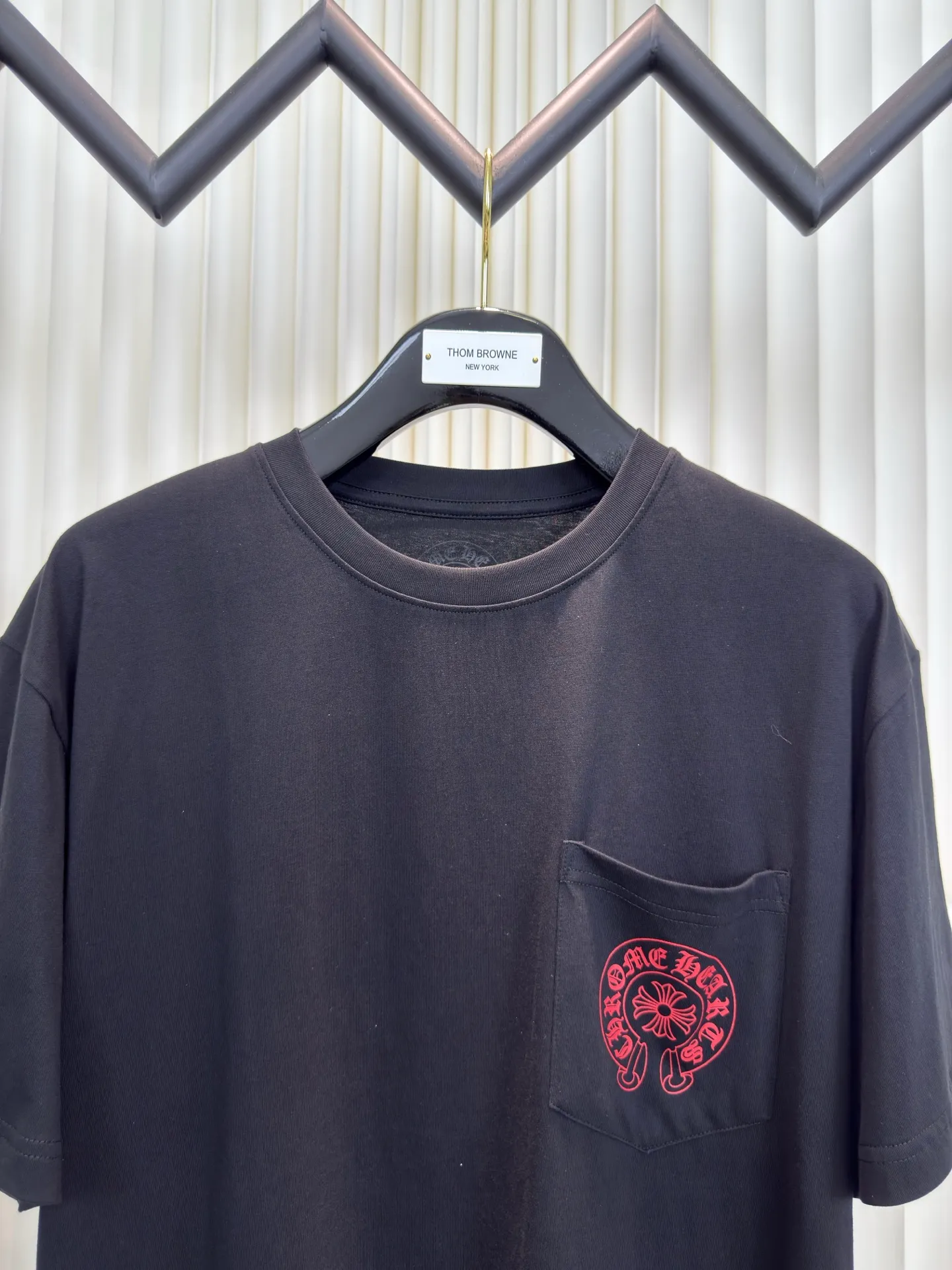 P250 Chrome Hearts comic printed short sleeves. The fabric is made of 26-woven 200g cotton. Printing is very important. The ink used in the original version is beyond the standard printing. General printing factories have no ability to restore it. After running many factories, the time pays off in the end. Size S M L